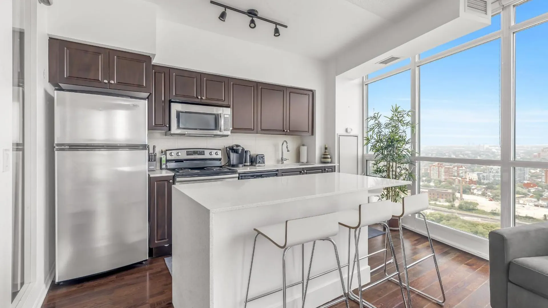 2 Bedroom W/ Amazing Views & Parking Toronto Kanada