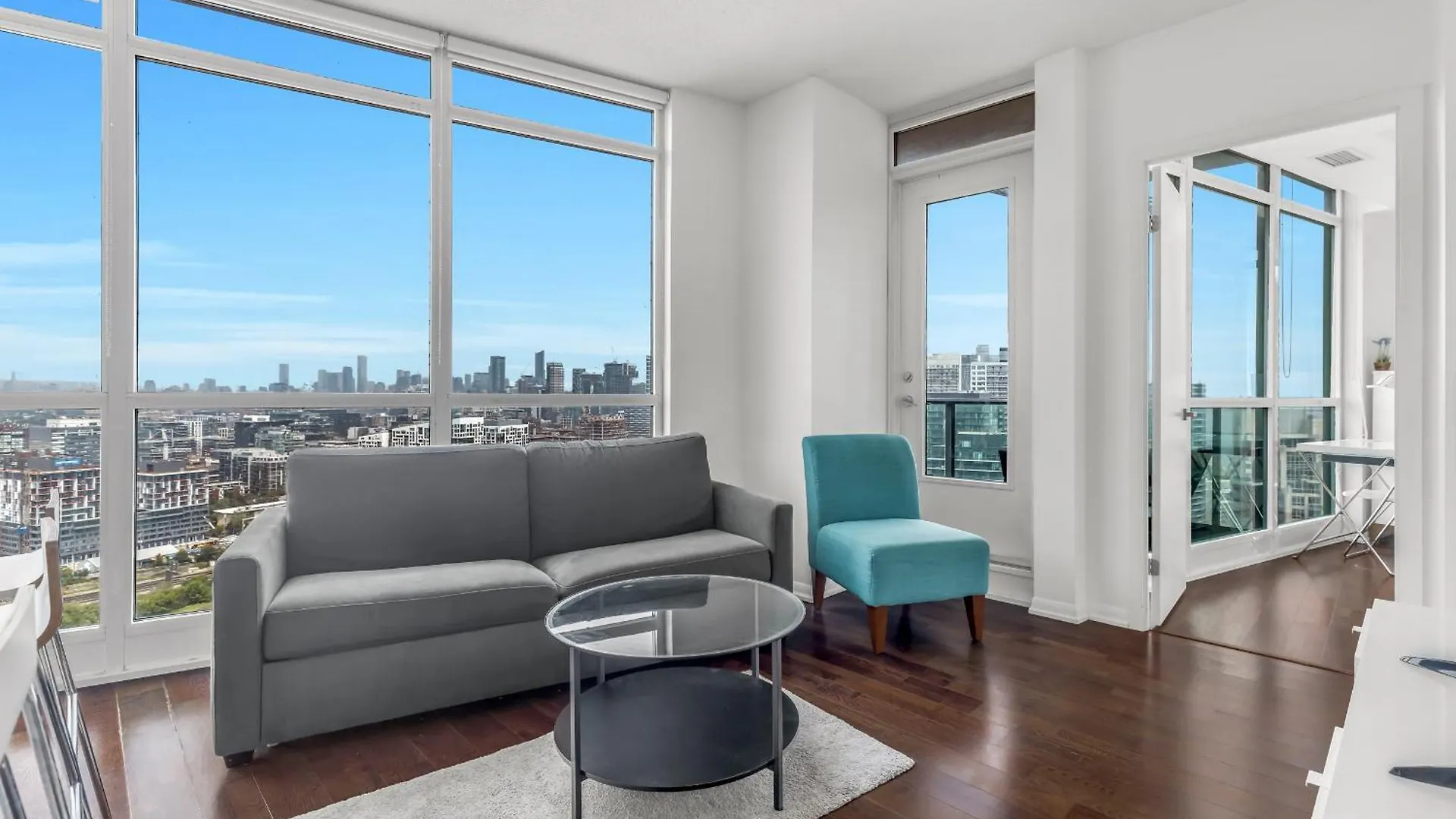 2 Bedroom W/ Amazing Views & Parking Toronto Apartament
