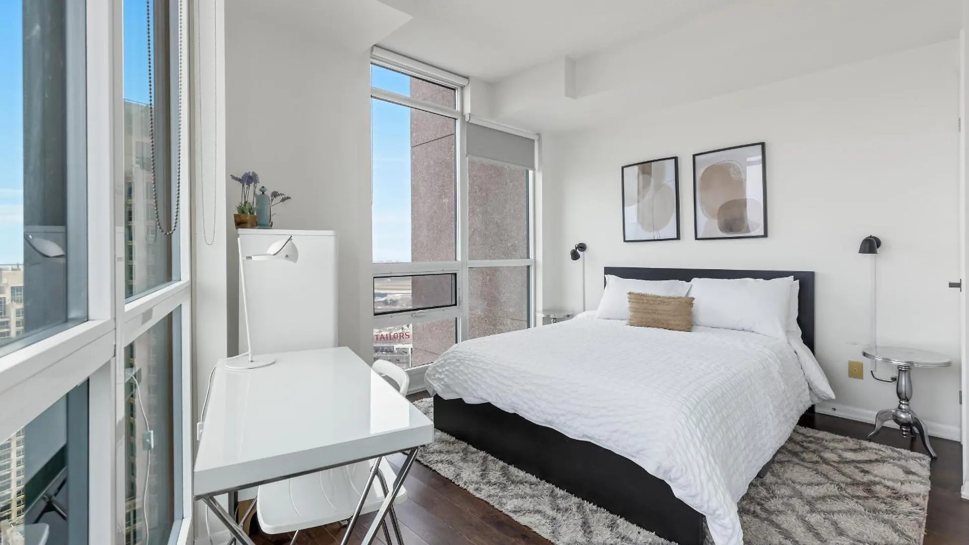 2 Bedroom W/ Amazing Views & Parking Toronto 0*,  Kanada