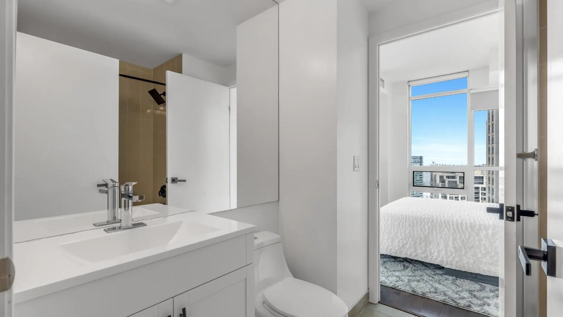 2 Bedroom W/ Amazing Views & Parking Toronto Apartament