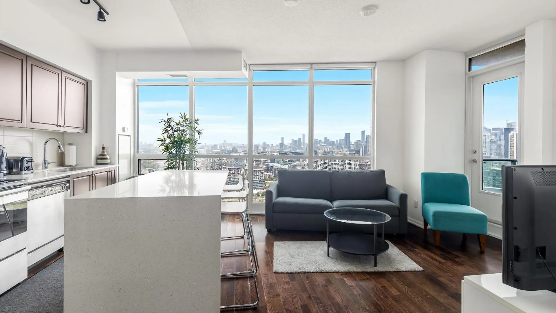 2 Bedroom W/ Amazing Views & Parking Toronto 0*,  Kanada