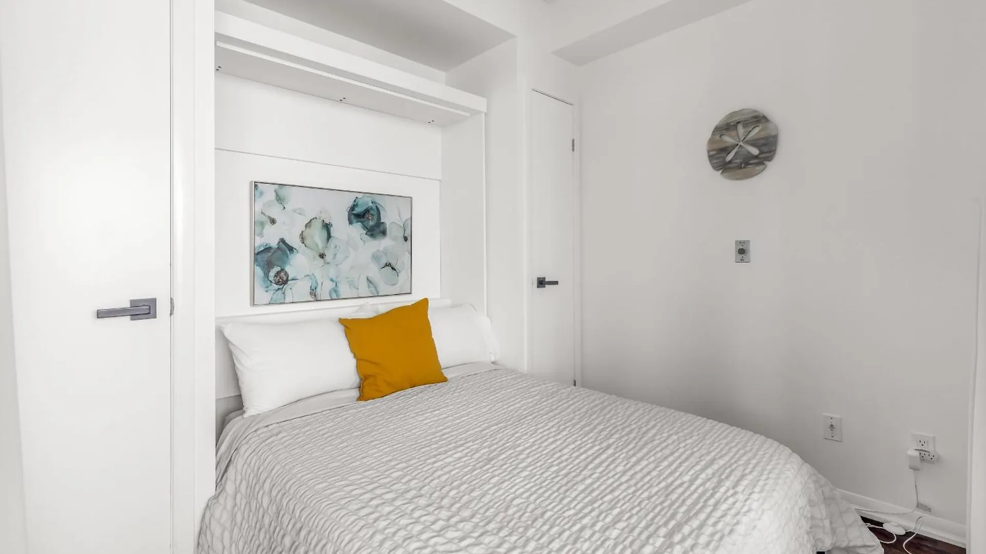 2 Bedroom W/ Amazing Views & Parking Toronto Apartament