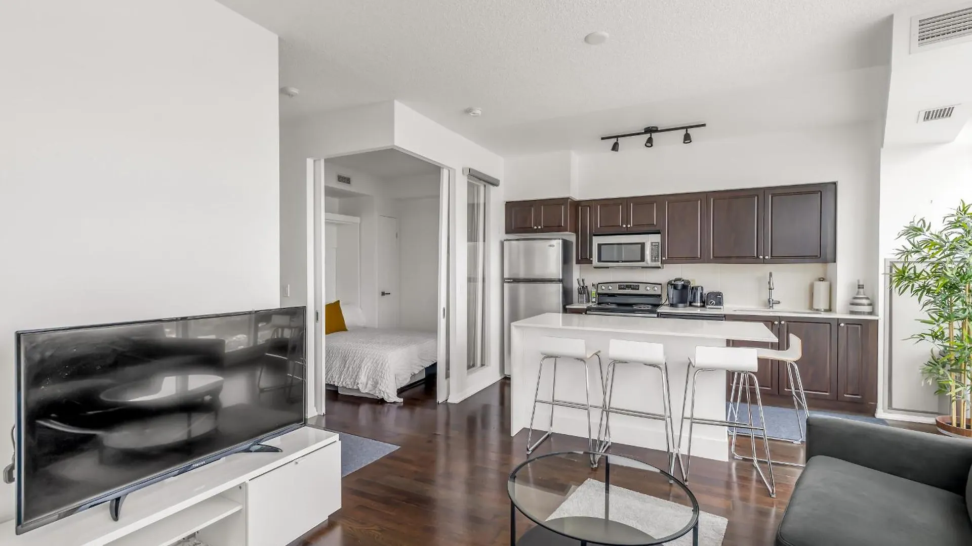 Apartament 2 Bedroom W/ Amazing Views & Parking Toronto Kanada