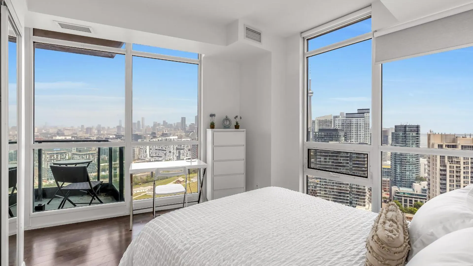 2 Bedroom W/ Amazing Views & Parking Toronto
