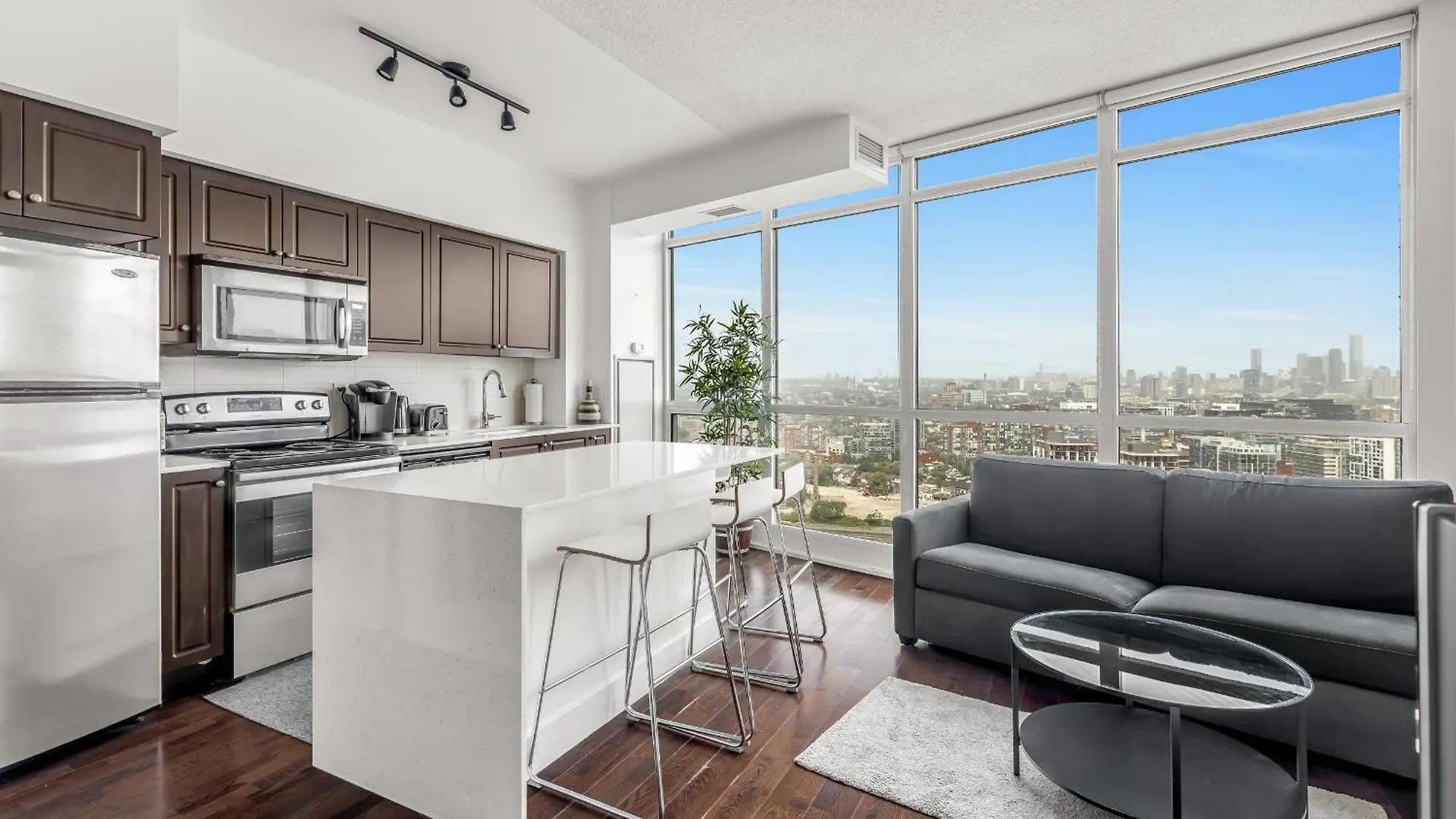 2 Bedroom W/ Amazing Views & Parking Toronto Kanada