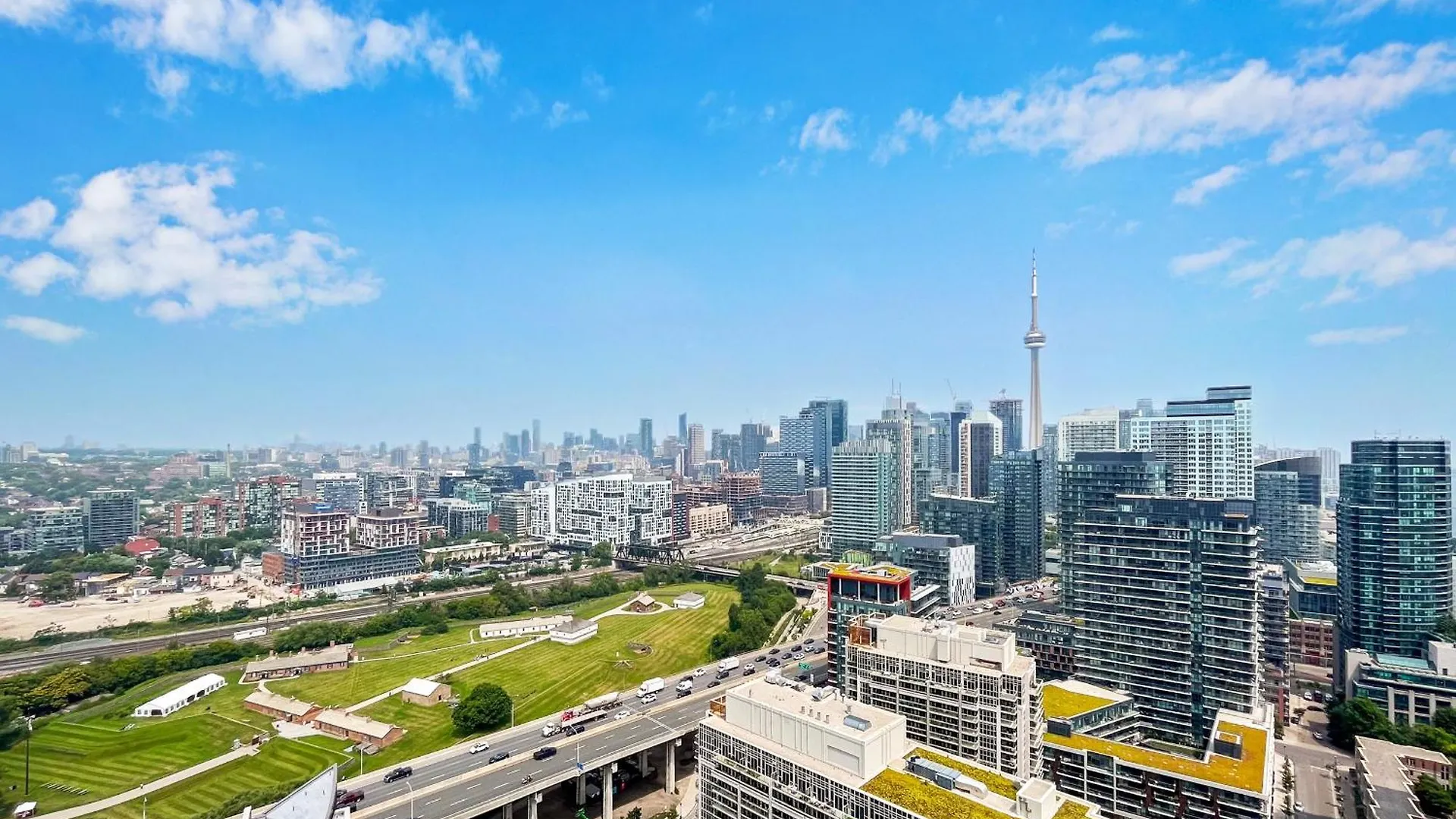 2 Bedroom W/ Amazing Views & Parking Toronto 0*,