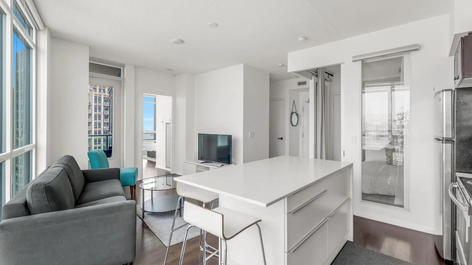 2 Bedroom W/ Amazing Views & Parking Toronto Apartament